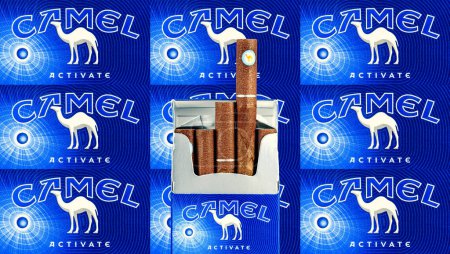 Foto de Camel activar pequeño paquete de cigarros contra el patrón de marca - Imagen libre de derechos