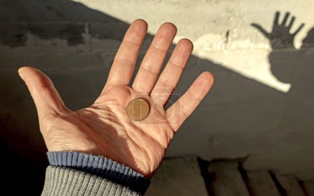5-Cent-Münze auf der Hand, Armut, Krise, Finanzen, Wirtschaft, Geschäftskonzept