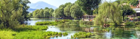 Foto per Estate ampio paesaggio del lago Posta Fibreno, riserva naturale nel parco nazionale italiano d'Abruzzo, Lazio e Molise - Immagine Royalty Free