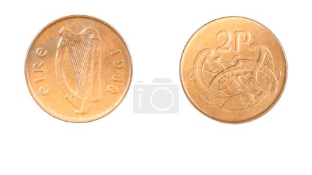 Téléchargez les photos : Authentique Irish 2 pence coin année 1988 avers et verso sur fond blanc, macro gros plan - en image libre de droit