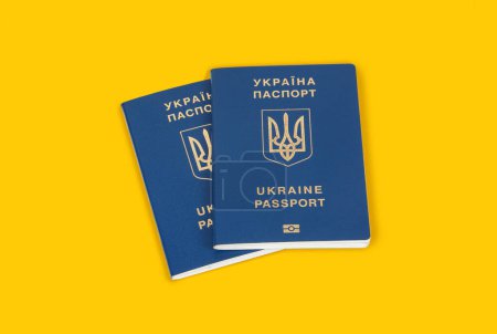 Téléchargez les photos : Passeport étranger de l'Ukraine sur fond jaune - en image libre de droit