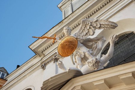 Téléchargez les photos : Le nom de Dieu (Tétragramme) Jéhovah sur la statue. Vienne. de l'Autriche - en image libre de droit