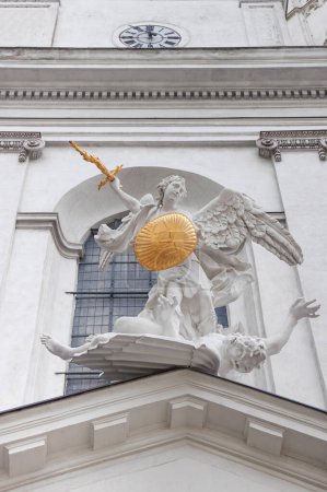 Der Name Gottes (Tetragrammaton) Jehova auf der Statue. Wien. Österreich