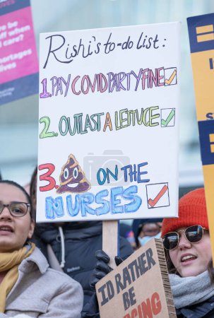 Foto de London, UK. 18th January 2023. Striking nurses holding placards and signs, demonstrating outside the main entrance of University College Hospital, London, in protest to government cuts and unfair pay. - Imagen libre de derechos