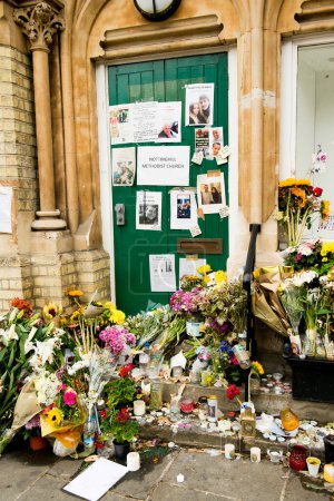 Foto de Londres, Reino Unido. 28 de junio 2017. Homenajes florales y mensajes para las víctimas del incendio de la Torre Grenfell, Londres, que atravesó el bloque de la torre dejando cientos de personas sin hogar y muchos muertos. - Imagen libre de derechos