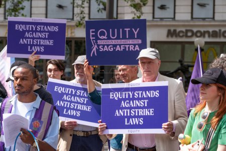 Foto de Londres, Reino Unido. 21 de julio 2023. Signos mantenidos por los miembros de Equity en el mitin de Equity Union, Londres, en solidaridad con la huelga de actores de SAG-AFTRA en Estados Unidos, por salarios justos, pagos residuales y cuestiones sobre A.I. - Imagen libre de derechos