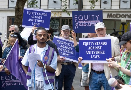 Téléchargez les photos : Londres, Royaume-Uni. 21 juillet 2023. Signes des membres Equity lors du rallye Equity Union, Londres, en solidarité avec les acteurs SAG-AFTRA grève aux Etats-Unis, pour une rémunération équitable, des paiements résiduels et des émissions sur A.I. - en image libre de droit