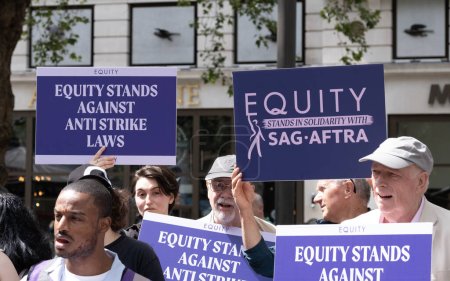 Téléchargez les photos : Londres, Royaume-Uni. 21 juillet 2023. Signes des membres Equity lors du rallye Equity Union, Londres, en solidarité avec les acteurs SAG-AFTRA grève aux Etats-Unis, pour une rémunération équitable, des paiements résiduels et des émissions sur A.I. - en image libre de droit