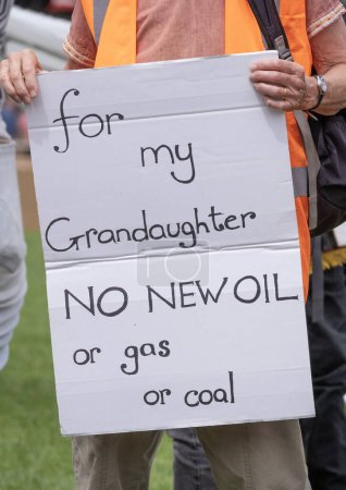 Téléchargez les photos : Londres, Royaume-Uni. 19 juillet 2023. Juste arrêter militant du pétrole tenant signe de protestation sur la place du Parlement, faisant campagne pour que le gouvernement mette fin à tous les futurs permis et la production de combustibles fossiles. - en image libre de droit