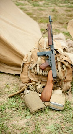 Thompson Maschinenpistole und Ausrüstung aus dem 2. Weltkrieg.