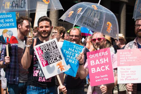 Foto de Londres, Reino Unido. 13 julio 2018. Manifestantes sosteniendo carteles y pancartas de campaña, en la manifestación de protesta # BringTheNoise Women 's March Anti Donald Trump por las calles del centro de Londres, Reino Unido. - Imagen libre de derechos