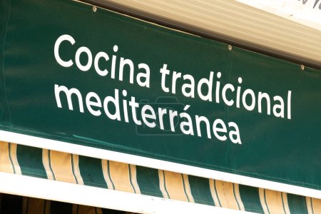 Spanisches Restaurant mit Schild auf der Markise mit der Aufschrift Traditionelle mediterrane Küche oder Kochen.