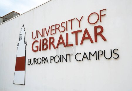 Foto de Gibraltar. 1 de septiembre de 2022. Firma y logotipo de la Universidad de Gibraltar - Campus Europa Point, en la pared de la entrada a la universidad. - Imagen libre de derechos