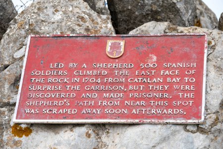 Téléchargez les photos : Gibraltar. 1er septembre 2022. Plaque historique rouge racontant l'histoire, quand en 1704, un berger conduisit 500 soldats espagnols de la baie Catalane pour surprendre la garnison britannique à Gibraltar. - en image libre de droit
