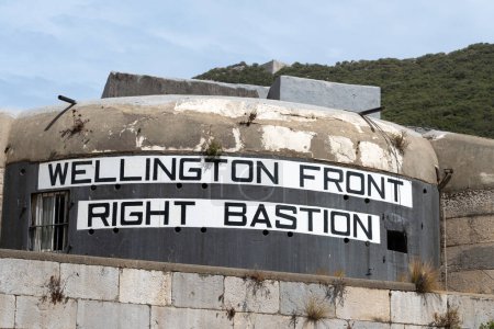 Blick auf die Kasematten der Wellington Front Right Bastion in Gibraltar, die in den 1840er Jahren erbaut wurden und hier vor blauem Himmel zu sehen sind.