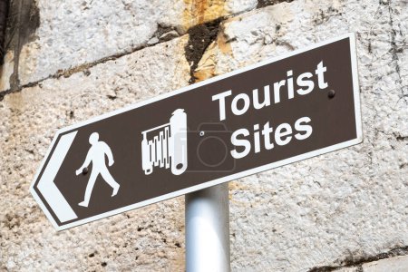 Señal de información turística de Brown en Gibraltar, señalando el camino a los sitios turísticos para grandes fotos de vacaciones.
