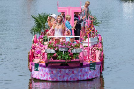 Téléchargez les photos : SCHIPLUIDEN, PAYS-BAS - 23 JUIN 2023 : Défilé annuel coloré de bateaux décorés de fleurs et de légumes avec des gens joyeux habillés chantant et dansant. Parade appelée Varend Corso. - en image libre de droit