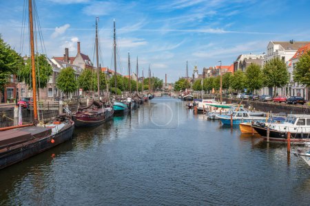 Téléchargez les photos : Rotterdam, Pays-Bas, 11 août 2023 : Port de Delfshaven pittoresque quartier de Rotterdam, avec des maisons historiques et des bateaux - en image libre de droit