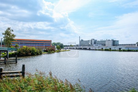 Téléchargez les photos : Rotterdam, Pays-Bas, 11 août 2023 : Vue de l'autre côté de la rivière Schie vers l'usine Van Nelle du patrimoine mondial de l'Unesco et à gauche la prison de Rotterdam - en image libre de droit