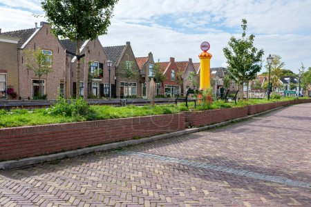 Téléchargez les photos : SCHIPLUIDEN, PAYS-BAS - 29 AOÛT 2023 : Vue sur le magnifique centre du village de Schipluiden avec ses maisons pittoresques et ses bateaux dans le canal, village proche de La Haye aux Pays-Bas - en image libre de droit