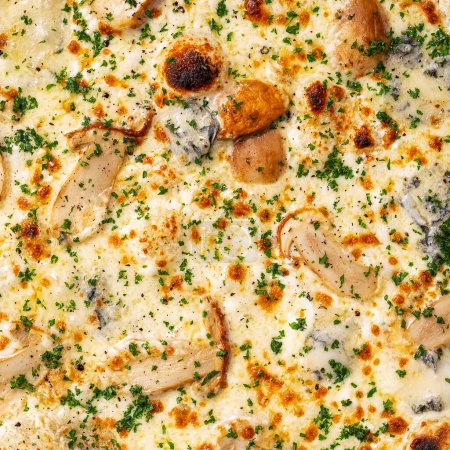 Foto de Primer plano de relleno y textura de pizza, champiñones blancos y queso azul en la parte superior - Imagen libre de derechos