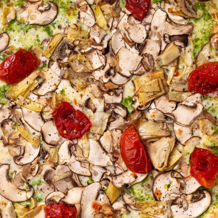Foto de Primer plano de relleno y textura de pizza, champiñones, alcachofas y salsa de pesto en la parte superior - Imagen libre de derechos