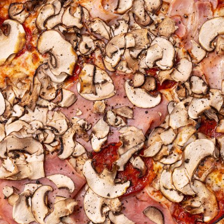 Foto de Primer plano de relleno y textura de pizza, champiñones y jamón en la parte superior - Imagen libre de derechos