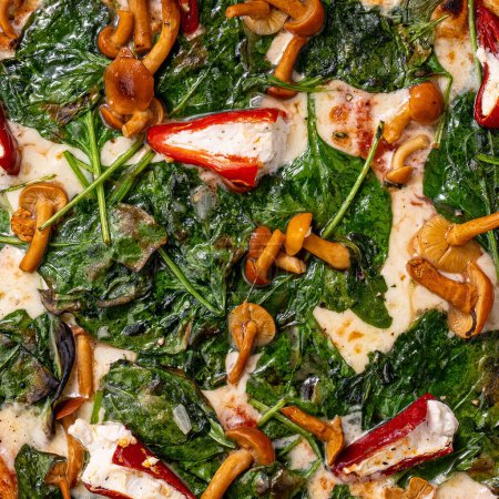 Foto de Primer plano de relleno y textura de pizza, mashrooms, espinacas y pimentón relleno feta en la parte superior - Imagen libre de derechos
