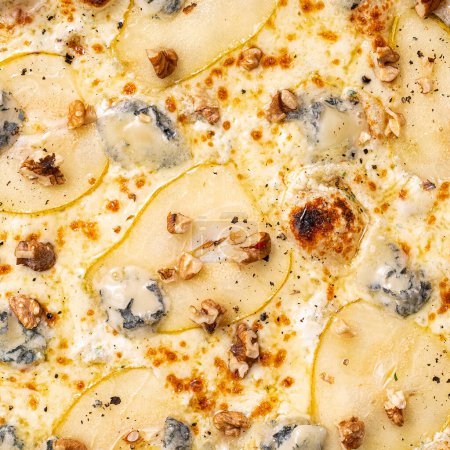 Foto de Primer plano de relleno y textura de pizza, queso azul, nueces y peras en la parte superior - Imagen libre de derechos