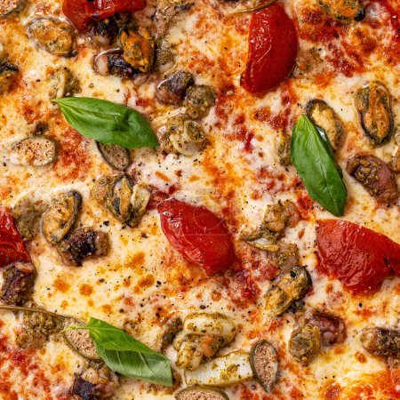 Foto de Primer plano de relleno y textura de pizza, mariscos, queso y albahaca en la parte superior - Imagen libre de derechos