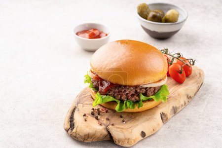 Foto de Hamburguesa de carne americana clásica en plato de madera - Imagen libre de derechos