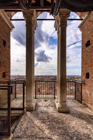 Téléchargez les photos : VERONA, ITALIE - OCTOBRE 2020 : Torre dei Lamberti vue intérieure, tour médiévale (XI siècle-1403) sur la Piazza delle Erbe, site du patrimoine mondial de l'UNESCO. - en image libre de droit