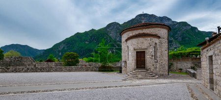 Foto de Antiguo San Michel (San Michele) Baptisterio de Venzone, norte de Italia. Ha sido completamente restaurado después del terremoto del 6 de mayo de 1976.
. - Imagen libre de derechos