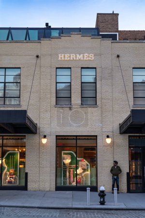 Foto de NUEVA YORK - FEBRERO, 2020: Hermes tienda frontal. Herms International S.A. es un fabricante francés de artículos de lujo de alta moda establecido en 1837.. - Imagen libre de derechos