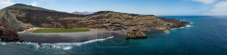 Téléchargez les photos : Vue panoramique aérienne du lac vert du Charco de los Clicos dans le cratère d'un volcan sur la côte atlantique près du village de pêcheurs d'El Golfo. Lanzarote, Îles Canaries
. - en image libre de droit
