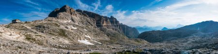 Téléchargez les photos : Refuge sur les Dolomites, Italie. Image haute résolution réalisée par différentes photos cousues ensemble. - en image libre de droit
