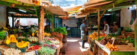 Téléchargez les photos : HAVANA, CUBA - MARS 2019 : Marché local plein de fruits et légumes dans la rue. Havane vieja, Cuba. - en image libre de droit