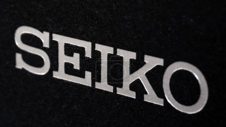 Téléchargez les photos : BOLOGNA, ITALIE - CIRCA MARS 2018 : Logo Seiko. Seiko est une société japonaise qui fabrique des produits horlogers, des bijoux, des instruments de précision et des mécaniques de précision. Profondeur de champ faible
. - en image libre de droit