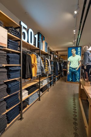 Téléchargez les photos : NEW YORK - FÉVRIER 2020 : magasin phare Levi Strauss and Co. à Times Square. Levi Strauss Co. est une entreprise américaine de vêtements connue dans le monde entier pour sa marque de jeans en denim. Il a été fondé en 1853. - en image libre de droit