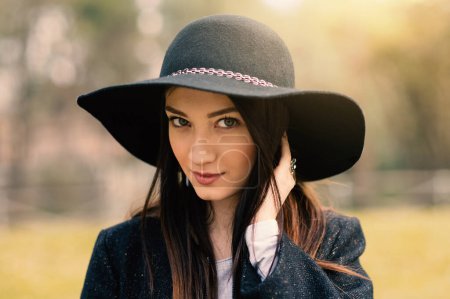 Foto de Beautiful woman portrait outdoors in a park wearing a vintage hat. - Imagen libre de derechos