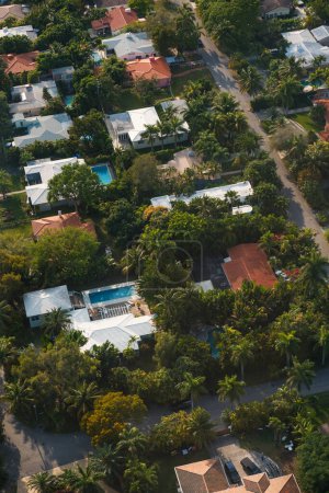Téléchargez les photos : Vue aérienne du quartier résidentiel à Miami, Floride. - en image libre de droit