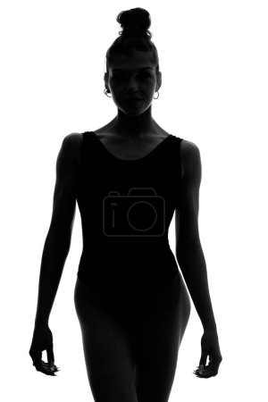 Foto de Sexy mujer silueta retrato con ropa interior negro aislado sobre fondo blanco. Retrato de estudio. Blanco y negro. - Imagen libre de derechos