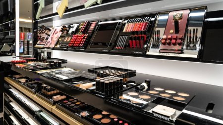 Foto de NUEVA YORK - MARZO, 2020: Productos de belleza para maquillaje de Chanel. Chanel es una casa de alta costura especializada en ropa de alta costura femenina, artículos de lujo, moda y accesorios.. - Imagen libre de derechos