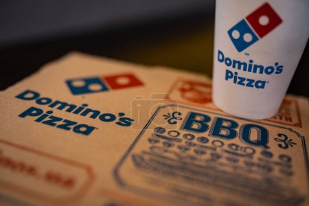Foto de KIEV, UCRANIA - MAYO 2019: Detalle de Domino 's Pizza Box. Domino 's, es una cadena de restaurantes de pizza estadounidense fundada en 1960, en 2018 la cadena se convirtió en el mayor vendedor de pizza en todo el mundo en términos de ventas. - Imagen libre de derechos