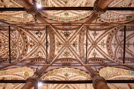 Foto de VERONA, ITALIA - OCTUBRE, 2020: Iglesia gótica de Sant 'Anastasia decorada con vista interior del techo. Sant 'Anastasia es una iglesia de la Orden Dominicana en Verona, fue construida en 1280-1400. - Imagen libre de derechos