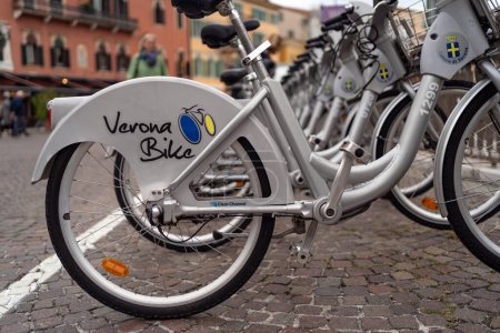 Téléchargez les photos : VERONA, ITALIE - OCTOBRE 2020 : Vérone vélo stationné dans la rue. Né en 2012, Vérone Bike est le service de partage de vélos de la ville de Vérone. - en image libre de droit