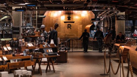 Foto de NUEVA YORK - FEBRERO, 2020: Starbucks Reserve Vista interior del Roastery en Chelsea para los amantes del café. Starbucks Reserve es un programa de la cadena internacional de cafeterías Starbucks. - Imagen libre de derechos