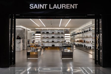 Foto de NUEVA YORK - FEBRERO, 2020: Tienda de moda Saint Laurent dentro de Mall. YSL es una casa de moda francesa de lujo fundada en 1961 por Yves Saint Laurent y su socio, Pierre Berg.. - Imagen libre de derechos