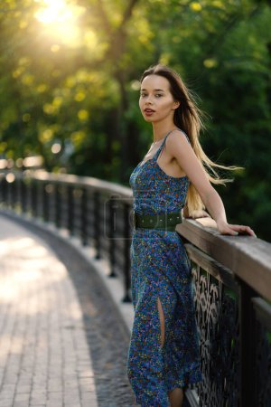 Téléchargez les photos : Magnifique portrait de jeune femme en plein air dans le parc au printemps à Kiev, Ukraine. Image de style de vie. - en image libre de droit