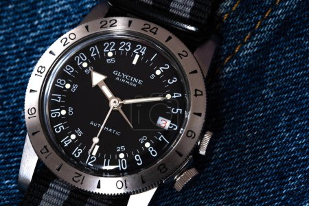 Foto de BOLOGNA, ITALIA - OCTUBRE 2020: Reloj vintage Glycine Airman. Glycine Watch es un fabricante suizo de relojes de pulsera, fundado en 1914, y con sede en Bienne, Suiza. Editorial ilustrativo. - Imagen libre de derechos